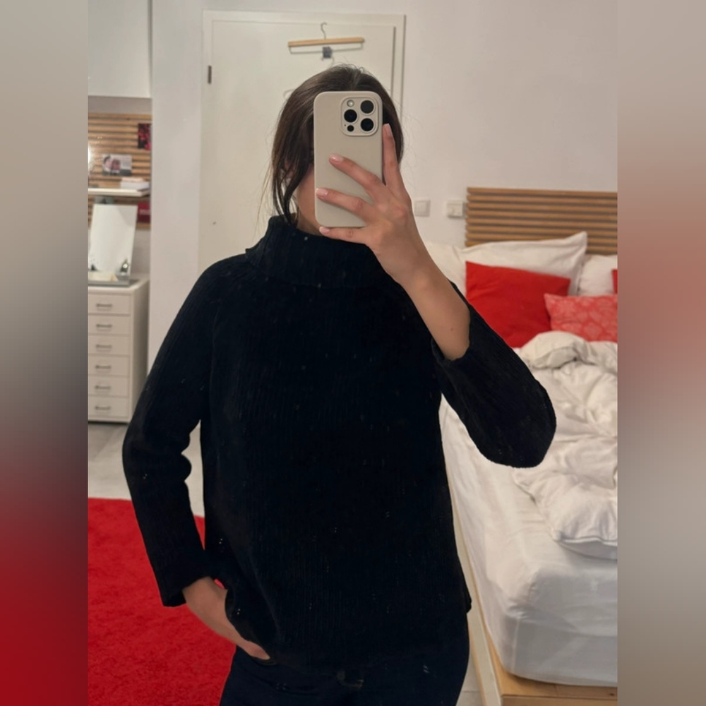 Women's Black Long Sleeved Turtleneck Sweater